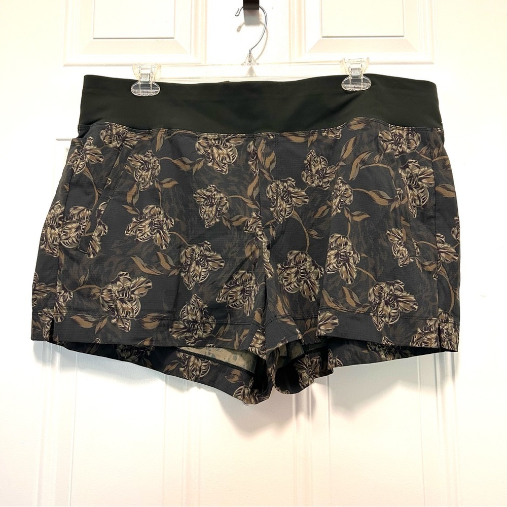 Athleta Black and Brown Athletic Shorts with Structured Fit SZ 20